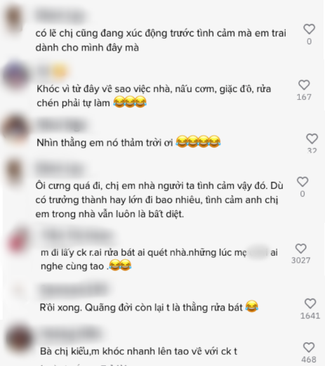 Đáng chú ý, người chị tuy ngồi khá ung dung nhưng có thời điểm lại nở nụ cười mỉm, có lẽ chị cũng đang xúc động trước tình cảm mà em trai dành cho mình.