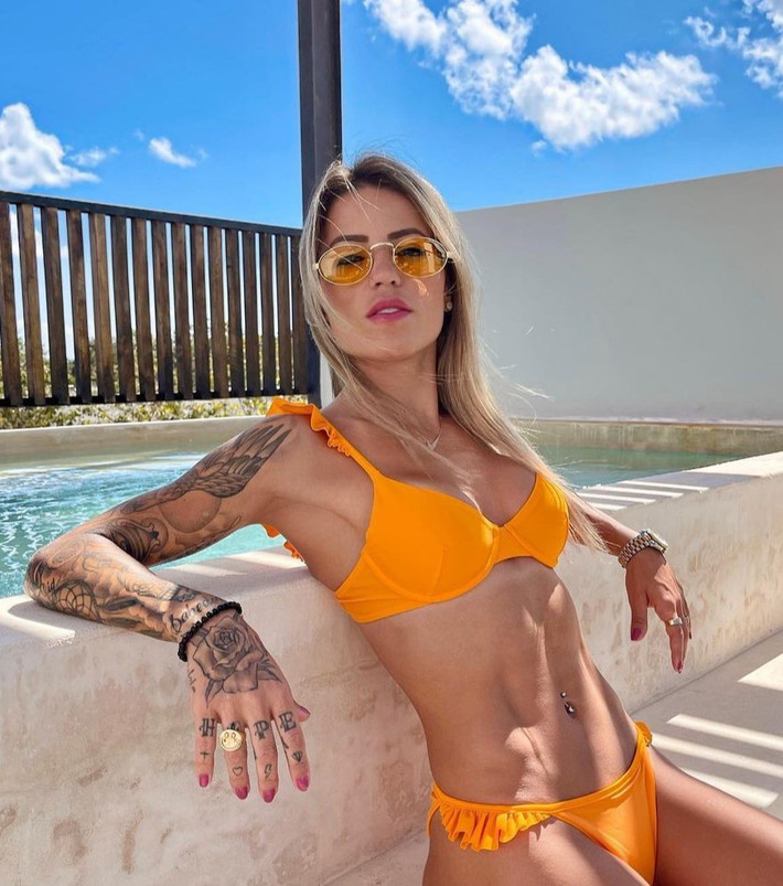 Leticia Bufoni là vận động viên trượt ván của đoàn thể thao Brazil. Cô là một trong những vận động viên có tầm ảnh hưởng nhất thế giới, từng 4 lần liên tiếp vô địch tại World Cup Skateboarding từ năm 2010 đến 2013. Bên cạnh sức ảnh hưởng trong lĩnh vực thể thao, cô cũng là người tạo ra niềm cảm hứng phối đồ theo phong cách cá tính pha lẫn nét quyến rũ cho phái nữ. Chiều cao không quá nổi bật nhưng vóc dáng săn chắc cùng cơ bụng có múi là lợi thế giúp Bufoni được nhiều nhãn hàng thời trang chú ý.