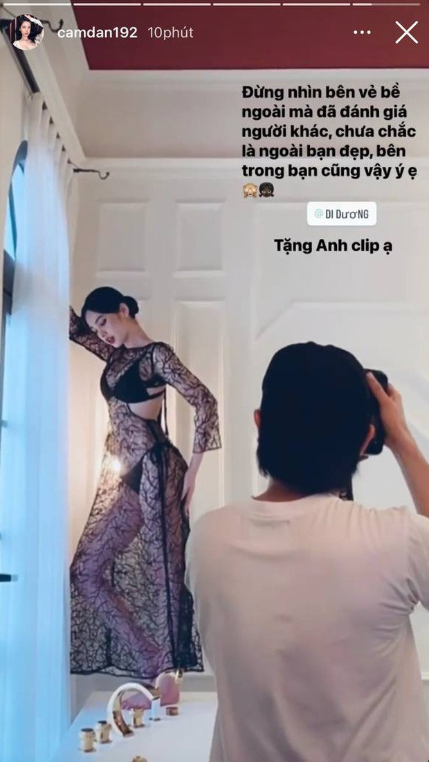 Trong story quay lại hậu trường buổi chụp ảnh, Cẩm Đan chơi lớn diện một chiếc váy mỏng manh, xuyên thấu lộ rõ phần nội y bên trong. Đính kèm gái xinh An Giang để lại dòng bóng gió: "Đừng nhìn vẻ bề ngoài mà đánh giá người khác, chưa chắc bên ngoài bạn đẹp bên trong cũng vậy".