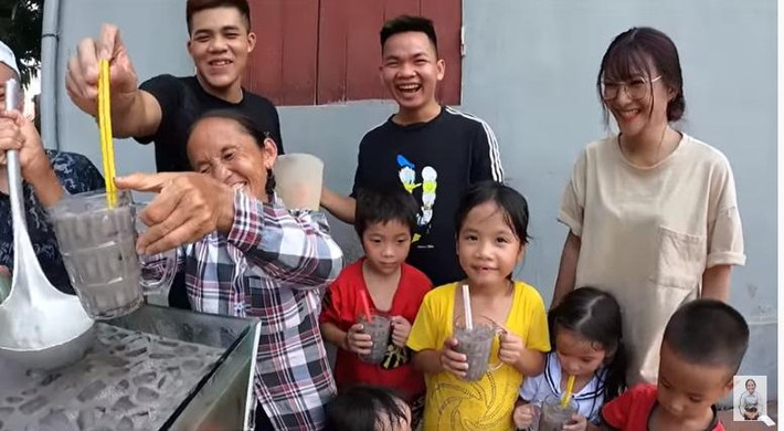 Clip làm trà sữa than tre của bà Tân hiện thu hút hơn 90 nghìn lượt xem. Nếu theo dõi kênh của hiện tượng mạng lớn tuổi này thường xuyên hẳn mọi người cũng biết lượt view mang về cho clip của bà ngày càng giảm.