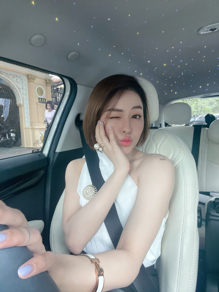 Bỏ lại những ồn ào và guồng quay công việc, hot girl Trâm Anh thời gian gần đây rất chăm chỉ khoe vóc dáng của mình lên trang cá nhân.