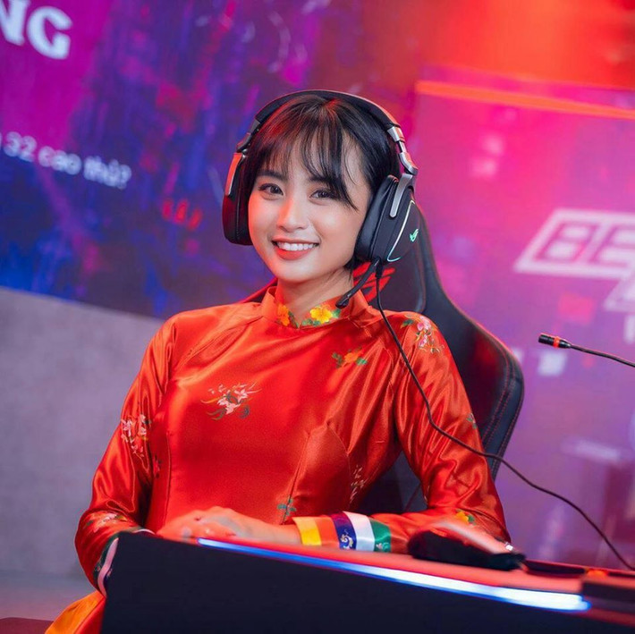 Năm 2014, khi đã vào Đại học, trong một lần công ty kênh truyền hình thể thao điện tử tuyển dụng người dẫn chương trình cho game, Minh Nghi nắm bắt thời cơ với lợi thế về kinh nghiệm và giọng nói truyền cảm, ngoại hình dễ thương, cô nàng đã chính thức trở thành MC game.