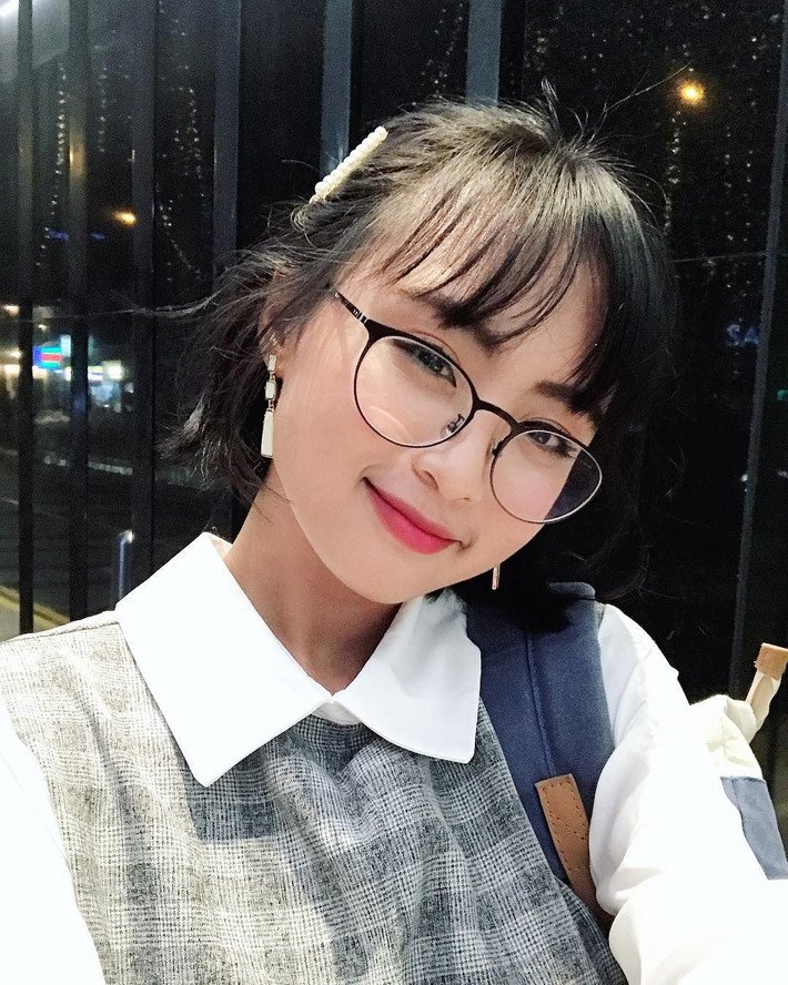 Thời gian đầu, Minh Nghi chỉ dẫn chương trình về các bản tin Esport Games, khi ấy, không có nhiều lượng người xem "maxping" đông đảo như hiện tại, nữ MC còn bị áp lực từ việc nhiều đối tượng anti ngoại hình, chê bai kiến thức chuyên môn chưa đủ sâu rộng của cô bạn.