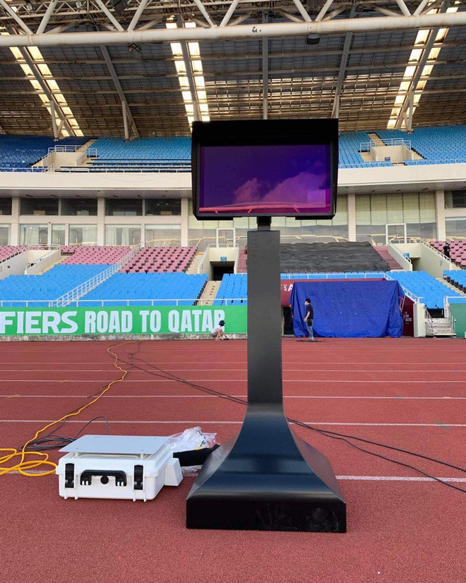 Để chuẩn bị cho những trận đấu tại vòng loại cuối cùng World Cup 2022 của đội tuyển Việt Nam, mới đây LĐBĐ Việt Nam (VFF) đã cho lắp đặt hệ thống công nghệ VAR tại SVĐ QG Mỹ Đình.