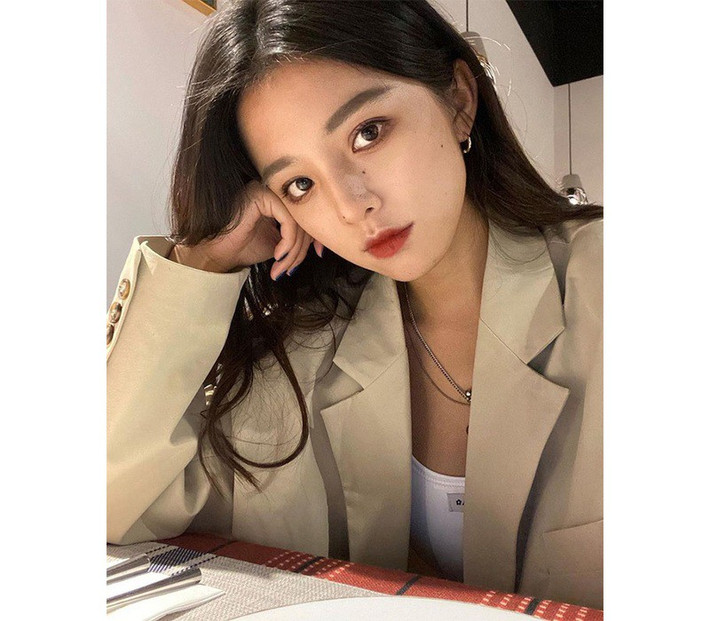 Dù vòng 2 không quá thon gọn nhưng Chen Zi vẫn tự tin khoe dáng trong những thiết kế táo bạo. Hot girl Trung Quốc này cũng luôn biết cách lựa chọn các bộ trang phục để tôn lên nét gợi cảm của bản thân.