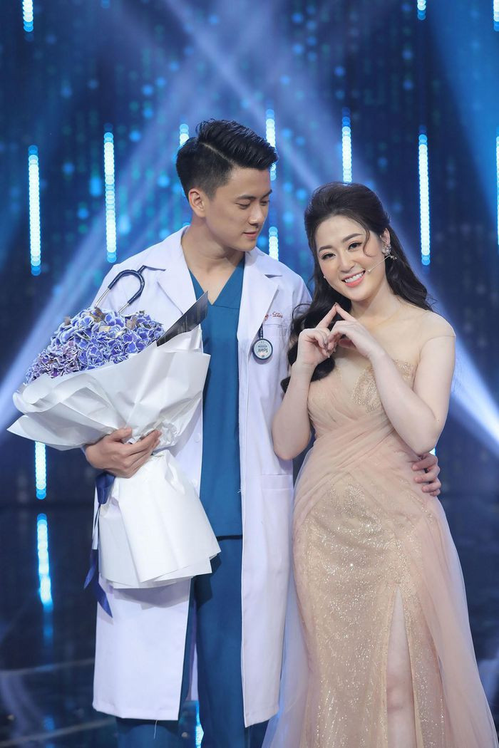  Nữ MC thời tiết Thanh Tâm là là nữ chính gây được nhiều sự chú ý khi tham gia Người ấy là aimùa 3. Sau khi chương trình lên sóng, cô nàng đã chọn chàng bác sĩ Quang Lâm để hẹn hò.