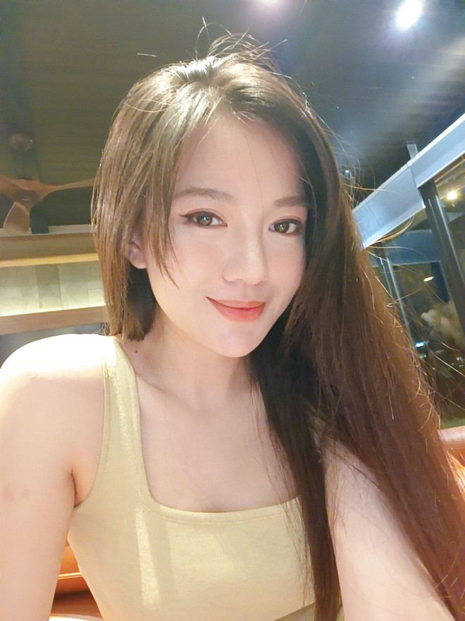 Đến tháng 4/2017, hot girl Tú Linh về chung một nhà với bạn thanh mai trúc mã Hoàng Long và tạm dừng sự nghiệp để sinh liên tiếp 2 nhóc tỳ đáng yêu.