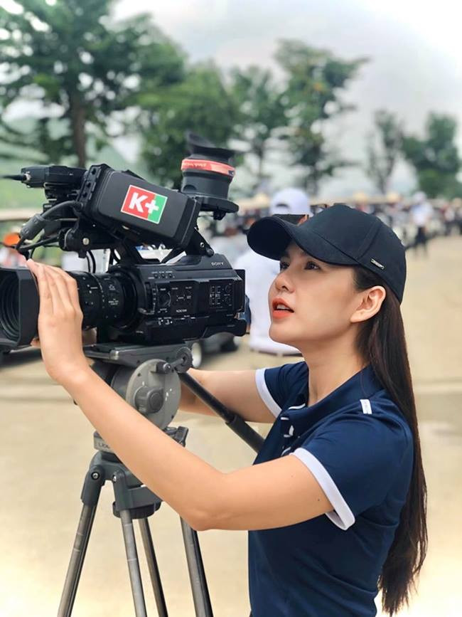 Thu Hoài bắt đầu được nhiều người chú ý khi không ngại khó khăn, theo chân thầy Park Hang Seo và ĐT Việt Nam suốt mùa giải AFF Cup 2018 để ghi hình, lên sóng những tin tức nhanh nhất.