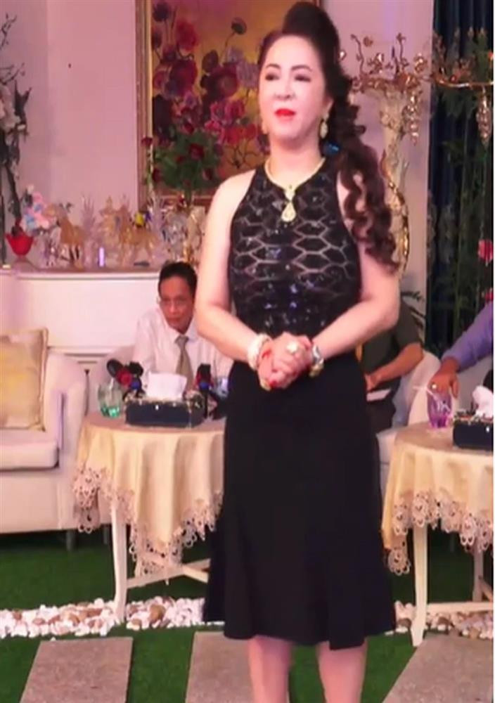 Đặc biệt, ở lần livestream mới nhất, các thánh hóng đã phát hiện ra bà Phương Hằng thay 2 bộ váy.