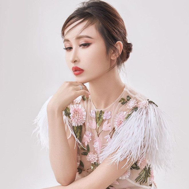 Cách đây không lâu, Mina Phạm cũng gặp vấn đề tương tự với dòng caption tiếng Anh của mình.