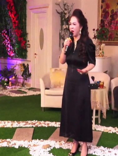 Đầu đuôi câu chuyện đến từ sở thích đam mê văn nghệ của bà Phương Hằng. Cụ thể, sau mỗi buổi chia sẻ, nữ CEO khu du lịch Đại Nam cùng dàn thư ký tổ chức ca hát linh đình, quay livestream lên TikTok cho cư dân mạng cùng chung vui.