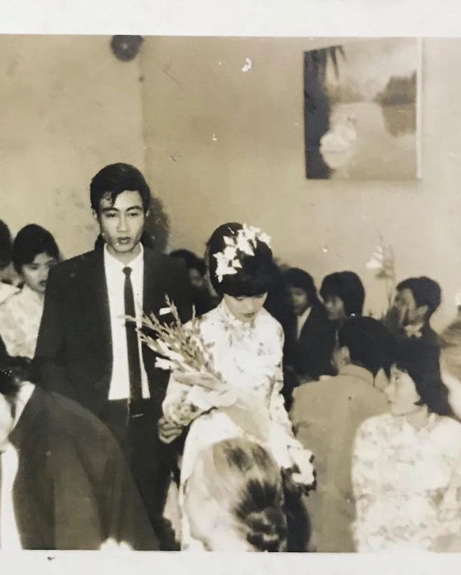 Rõ ràng hơn, mẹ Doãn Hải My cũng đã đăng loạt ảnh cưới của bố mẹ mình và cho biết đám cưới diễn ra từ 49 năm trước (năm 1972).