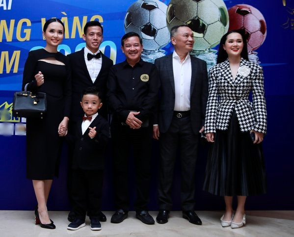 Cách đây không lâu, trong sự kiện Quả bóng vàng 2020, Quỳnh Anh vợ cầu thủ Duy Mạnh đã khiến cư dân mạng không khỏi bất ngờ với hình ảnh cực lạ lẫm.