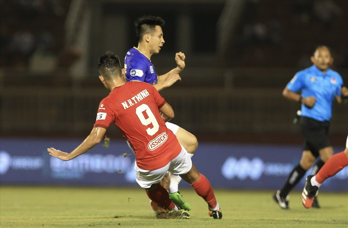 Phút 27 của trận đấu giữa CLB TPHCM và Hà Nội FC tại vòng 5 V-League 2021, tiền vệ Ngô Hoàng Thịnh đã có tình huống vào bóng nguy hiểm bằng cả hai chân khiến Đỗ Hùng Dũng gặp chấn thương nặng.