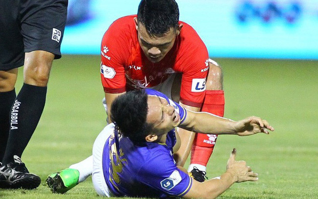 Ngay lập tức, Đỗ Hùng Dũng phải lên xe cấp cứu còn Hoàng Thịnh đã nhận thẻ đỏ.