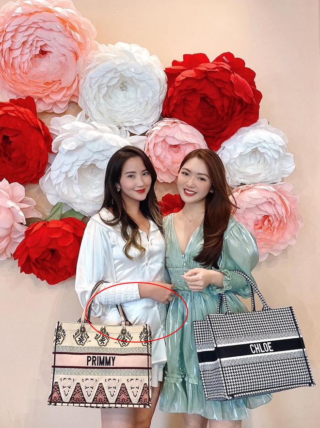 Điều dân mạng chú ý nhất vẫn là việc ở lần xuất hiện này, Primmy Trương tiếp tục để lộ các dấu hiệu củng cố tin đồn đang "bầu bí".