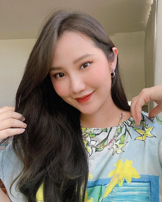 Primmy Trương cảm thán rằng: "Kỷ niệm 2 tháng rồi mới makeup. Ở nhà lười makeup quá, tí nữa là quên cách vẽ lông mày luôn rồi"