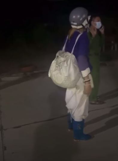 Theo đó khi bị cán bộ công an nhắc nhở về việc ra ngoài khi không cần thiết, không đeo khẩu trang, Bella liên tục lảng tránh câu hỏi bằng cách đề cập đến việc nhà nghỉ kế bên không cho vào hay bị nhiều người dân trêu chọc.