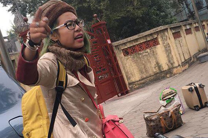 Bella còn chỉ cho anh cán bộ về chiếc xe đạp điện chở đầy hành lý của mình và bày tỏ thái độ bức xúc khi người dân không cho cô trú mưa nhờ.