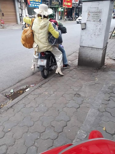 Trước màn "nhả vần" của Bella, các cán bộ công an liên tục nhắc nhở: "Nói bé thôi. Nói ít thôi. Đeo khẩu trang vào".
