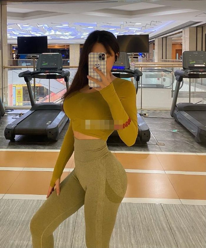 Chỉ cần nhìn vào một bực ảnh của hot girl Khang Thụy, ngay lập tức mọi người sẽ bị thu hút bởi sự nóng bỏng của cô nàng.