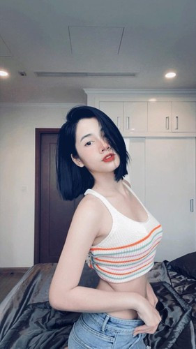 Cũng chính từ những lần chỉnh ảnh lố tay, Cẩm Đan bị dân mạng điền tên vào danh sách hội gái xinh sở hữu siêu năng lực "bóp méo vạn vật".