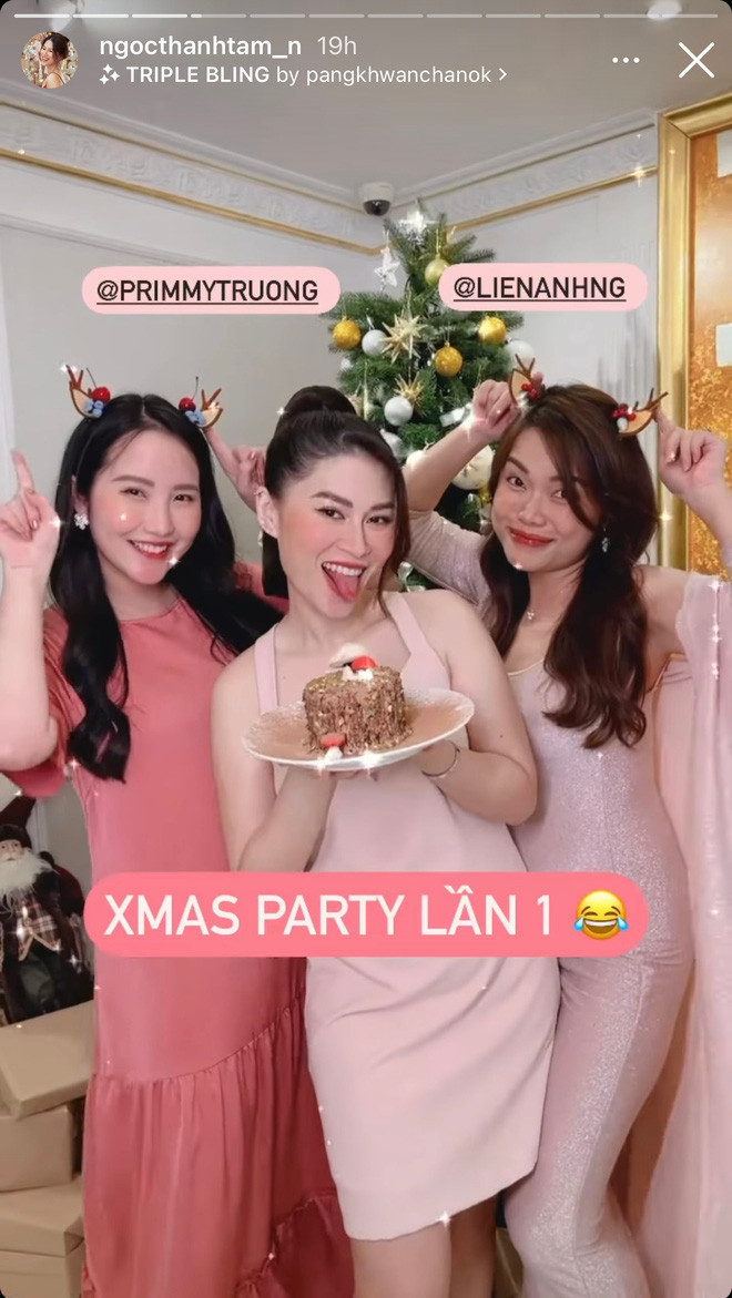 Tuy nhiên, cả chuỗi ngày quanh quẩn với bỉm sữa rồi nên lễ đến, bà xã đại gia Phan Thành đã "trốn" con đi tụ tập với hội bạn thân, trong đó có Ngọc Thanh Tâm. Đồng thời, cô nàng cũng có màn lên đồ khiến dân mạng trầm trồ.