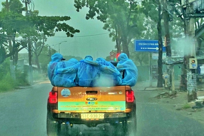 Không chỉ thế, sau màn hỏi thăm và được biết nhóm sinh viên đến từ trường Cao đẳng Y tế Bạch Mai vào TP HCM để hỗ trợ chống dịch, người này còn gửi tặng cả nhóm rất nhiều mỳ tôm và trứng.