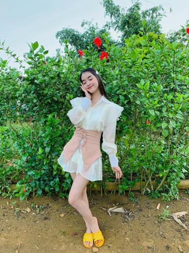 Nhiều người ngay lập tức để ý đến trang phục mà mẹ Yona Cươn đang mặc trông khá cũ kỹ, thậm chí còn rách trên rách dưới.