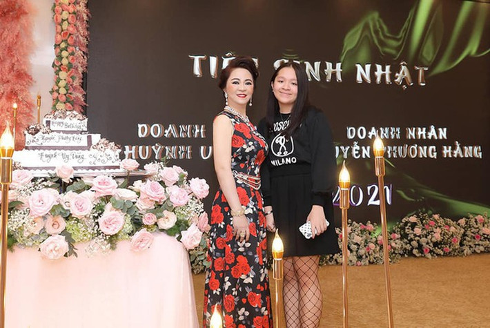Rich kid sinh năm 2006 được mẹ cưng chiều từ nhỏ và sớm đã ra nước ngoài du học. Song vì tình hình dịch bệnh mà Natalie đã về lại Việt Nam sinh sống.