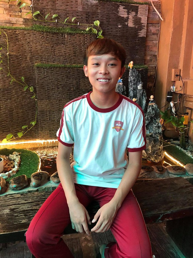 Cụ thể, nữ đại gia hứa trả cát-xê Hồ Văn Cường 2 tỷ/năm cho biết: "Bản thân tôi cũng như những người khác, có lòng thương người, luôn muốn bảo vệ những người yếu thế. Trước khi lên tiếng về những điều liên quan tới Hồ Văn Cường, tôi cũng đã tính toán rất nhiều. Tôi sợ khi làm việc tốt thì người khác sẽ bẻ qua những suy nghĩ nào đó khác. May mắn là 99% các fan của Hồ Văn Cường ủng hộ...."