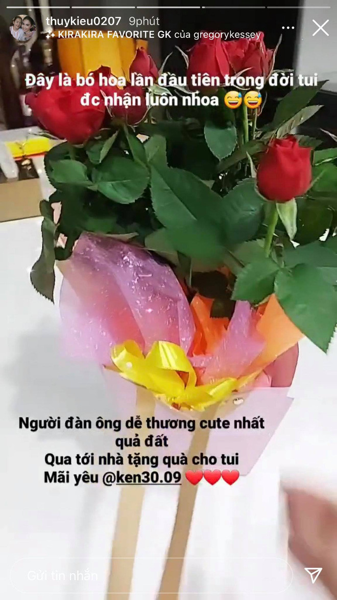 Thuý Kiều - trợ lý Ngọc Trinh cho biết hoa 8/3 năm nay là bó hoa đầu tiên trong đời được nhận.