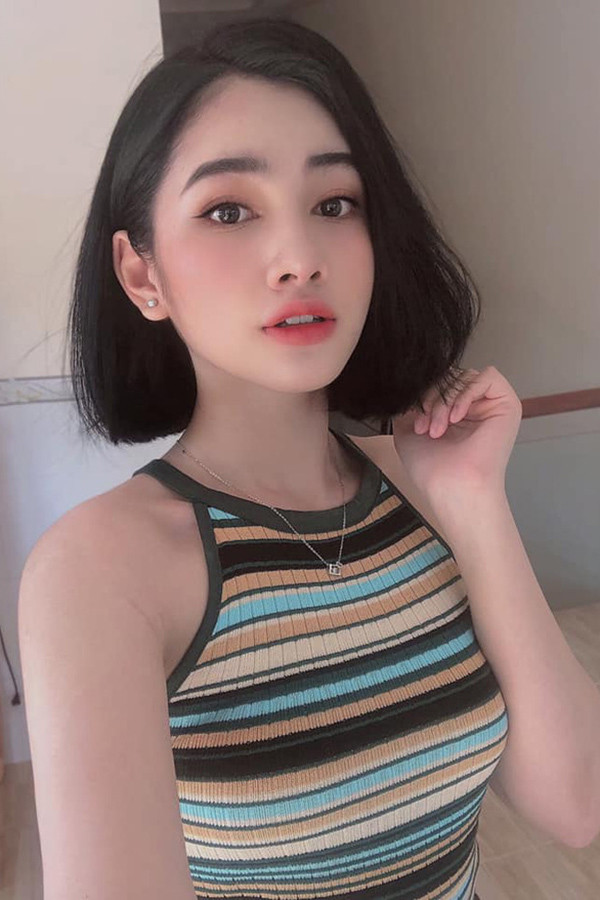 Dù có khả năng "bóp méo vạn vật" nhưng không thể phủ nhận được rằng Cẩm Đan ngày càng xinh và thần thái hơn hẳn những ngày đầu mới lên sóng.
