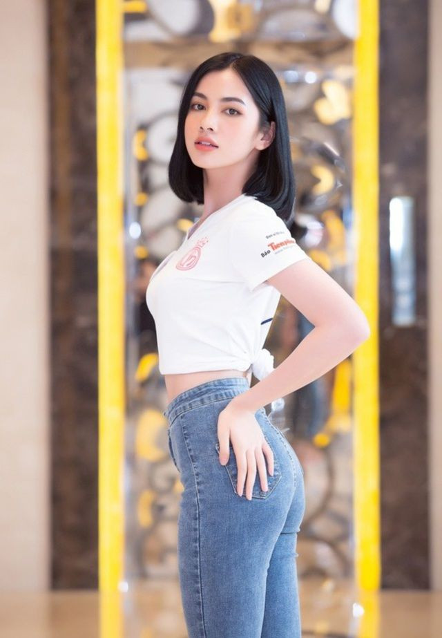 Khi thì Cẩm Đan bóp mặt hơi lố khiến khung cửa cũng "oằn mình" theo, lúc thì cô nàng lại lo chỉnh eo thon đến mức quên để ý các vật dụng phía sau.