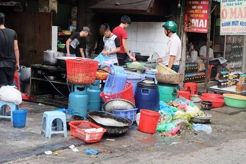Ám ảnh nhất có lẽ là bức ảnh cuối khi chụp lại nhà vệ sinh mà có lẽ, chỉ nhìn thôi đã không dám đi vào. Toilet bẩn đến nỗi từ đổi màu từ trắng sang thành màu khác, sàn cũng đủ mọi thứ bẩn được tích tụ lâu ngày.