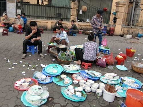 Chưa hết, T.C.T.P cũng cho biết thêm chủ quán ở đây bùng lương của nhân viên: "Em làm 28 ngày, mỗi ngày 180.000 đồng, tổng 4,9 triệu. Em đã ứng 4,4 triệu gửi về cho gia đình đến hôm nghỉ anh H. chủ quán bắt em phải trả tiền ứng và không trả lương cho em...