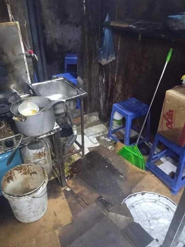 Thậm chí phần cống để đổ nước xuống cũng khiến ai nhìn cũng phải "rùng mình" khi bao trùm là 1 màu đen ngòm, tanh tưởi đến mức cũng phải phủ lên để che đi bớt.