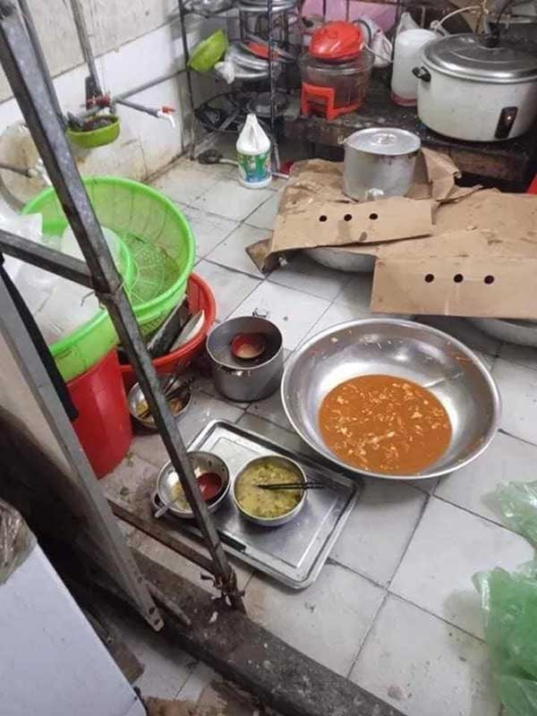 Tổng thể căn bếp chỗ nào cũng đen sì, ám khói bẩn do không được chùi cọ cẩn thận, nồi niêu xô chậu hay bát đũa đồ ăn của khách được đặt dưới sàn nhà bẩn cũng chưa được dọn dẹp.