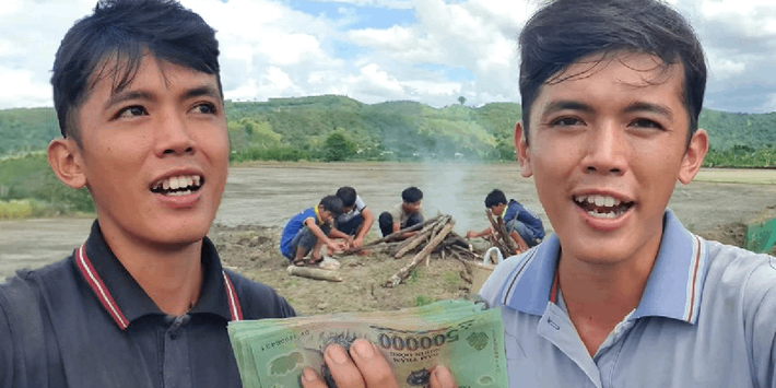 Tuy nhiên, vì không thành thạo trong việc nhận tiền từ YouTube, anh nhờ một số anh chị trong ngành hỗ trợ rồi gửi tiền cảm ơn họ. Cuối cùng, anh còn lại 126 triệu đồng. Trước tiên, chàng trai này rút ra 50 triệu đồng, sau đó chờ lúc rảnh sẽ đến ngân hàng để rút nốt số tiền còn lại.