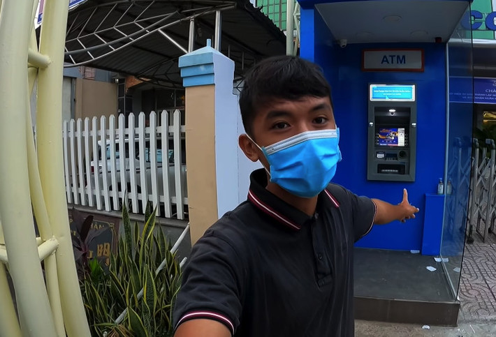 “Dù biết số tiền này không phải của mình, vì mình sẽ dành nó cho mấy đứa nhóc, nhưng vẫn vui lắm. Vui vì đây là thành quả 2-3 năm của mình… Giờ Sang sẽ xài hết 50 triệu đồng này, nhưng không phải tiêu cho mình mà cho tụi nó…”, Sang Vlog nói.