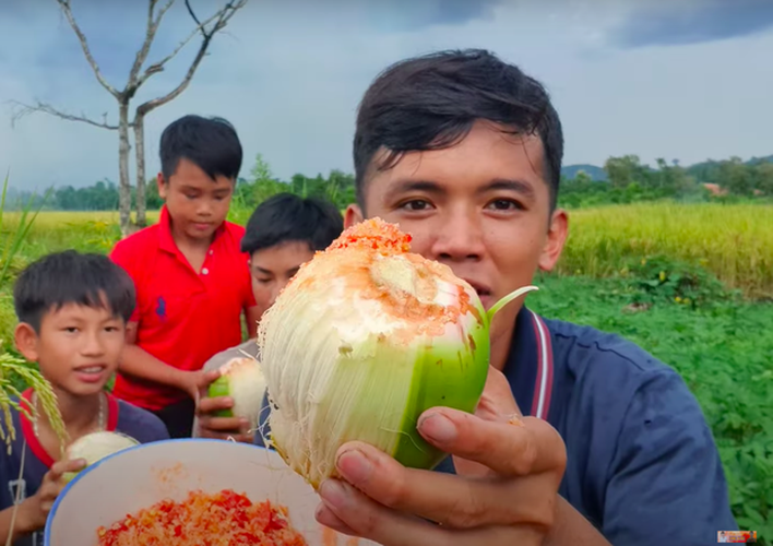 Trong quá khứ, Youtuber nghèo nhất Việt Nam cho biết điều khiến bản thân bận tâm nhất là làm cách nào để giúp các em nhỏ ở quê có thêm việc làm và thu nhập. Được biết, sau nhiều lần theo chân Sang Vlog đi quay clip, các bạn nhỏ sẽ được nhận từ 3-4 triệu đồng, em nào quay nhiều có thể được anh gửi 6 triệu đồng.