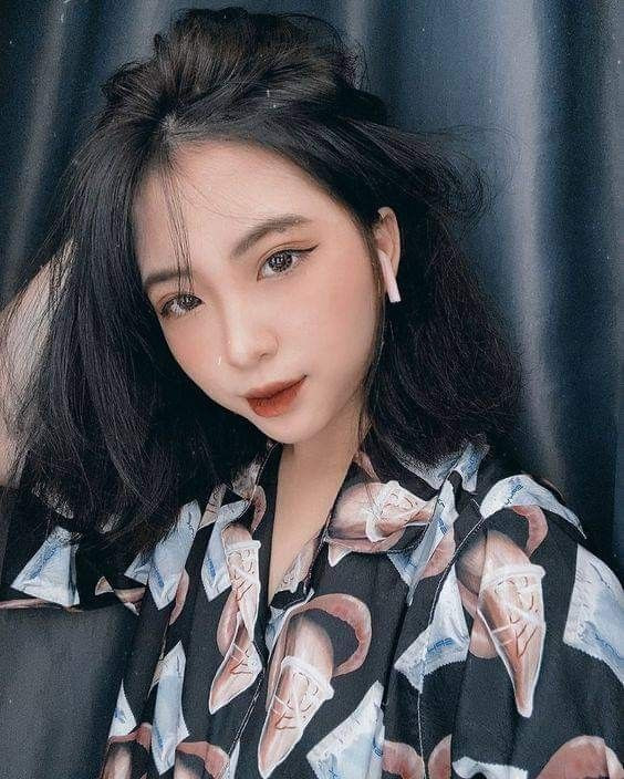 Xuất phát điểm, Zika Hila là cái tên sáng giá của một cộng đồng trên mạng xã hội có tên Team Beautiful Girl (TBG), nhưng một thời gian sau, nữ sinh bắt đầu tách dần ra và có những hoạt động riêng.
