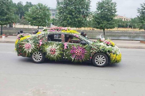 Thậm chí, nhiều người còn không tiếc lời khi cho biết chú rể thông minh, tài trí, đồng thời cho biết cô dâu thật may mắn khi gặp được người chồng nhạy bén trong mọi hoàn cảnh.