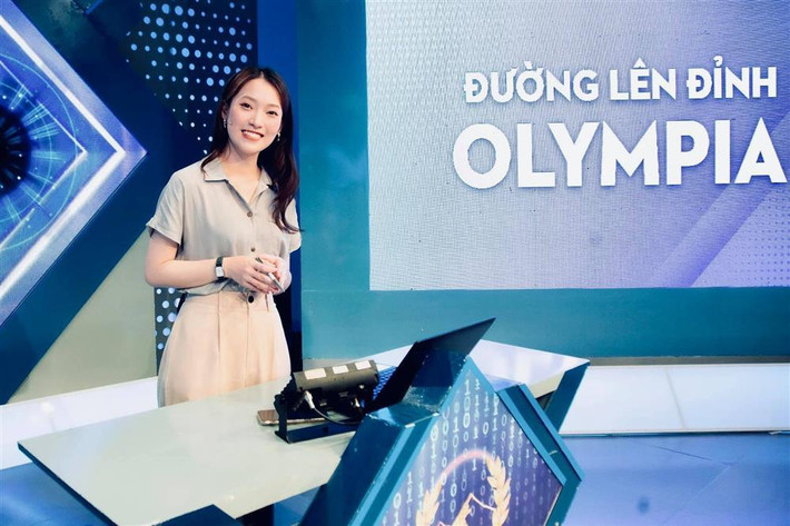 Tính đến nay, Trần Khánh Vy đã dẫn được 7 số của Olympia năm 2022 mà chưa bị lời phàn nàn nào, thậm chí còn rất được lòng thế hệ gen Z.