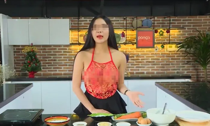 Còn về phía dân mạng, đa phần mọi người đều cho rằng cô gái đang bất chấp mọi cách để câu view cho video của mình mà quên đi sự tôn trọng người xem.