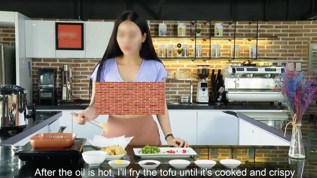 Theo nhận xét của nhiều netizen sau khi xem những clip của Youtuber B., nội dung dạy nấu ăn của cô nàng này không có gì đặc sắc nhưng cách ăn mặc chễ nải lại đáng bàn tán.