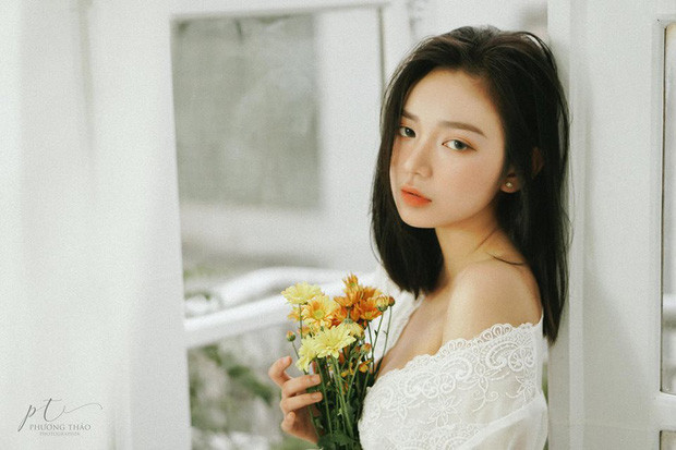 Kim Chi từng chia sẻ: "Mình tự lập từ bé nên thích tự kiếm tiền nuôi bản thân. Mình còn muốn nuôi khác người ấy chứ! (Cười). Kiếm đại gia để yêu thì mình thấy dễ lắm, mình không thích. Nhận những đồng tiền từ người khác có vui vẻ gì đâu vì chẳng phải công sức mình làm ra"