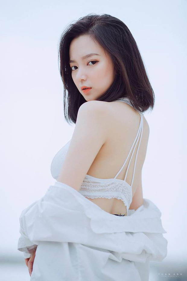 Kim Chi sở hữu khuôn mặt tròn xinh xắn, bầu bĩnh đáng yêu nhưng đôi môi căng mọng lại khiến cô bạn trở nên quyến rũ chỉ sau một nốt nhạc.