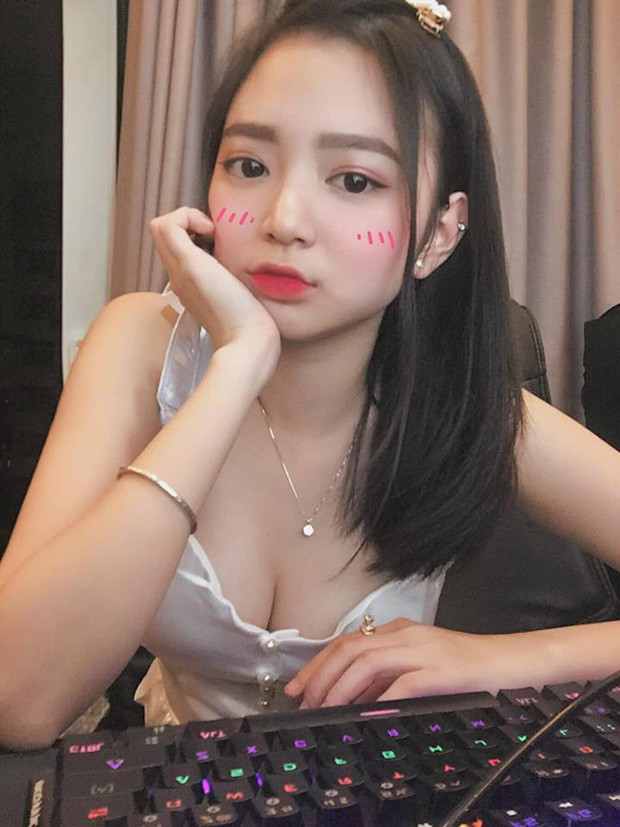 Với hình ảnh có phần phóng khoáng, gợi cảm nên Kim Chi nhận được những lời đề nghị khiếm nhã nhiều như cơm bữa.