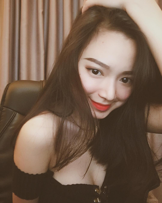 Con gái vừa xinh đẹp lại còn quyến rũ, gợi cảm và còn là streamer game nữa thì đúng là 100 điểm hoàn hảo trong mắt mọi chàng trai và cô nàng có tên Vũ Ngọc Kim Chi là một điển hình như vậy.